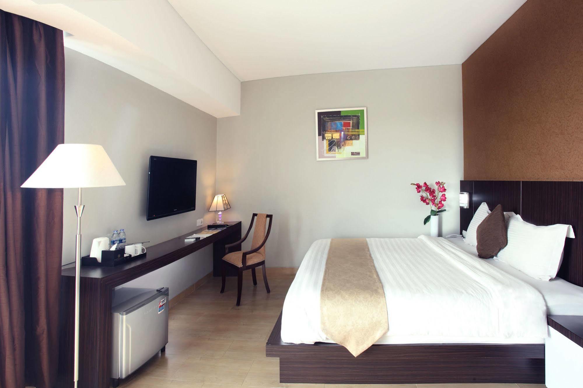 Grand Hatika Hotel Tanjung Pandan Eksteriør billede
