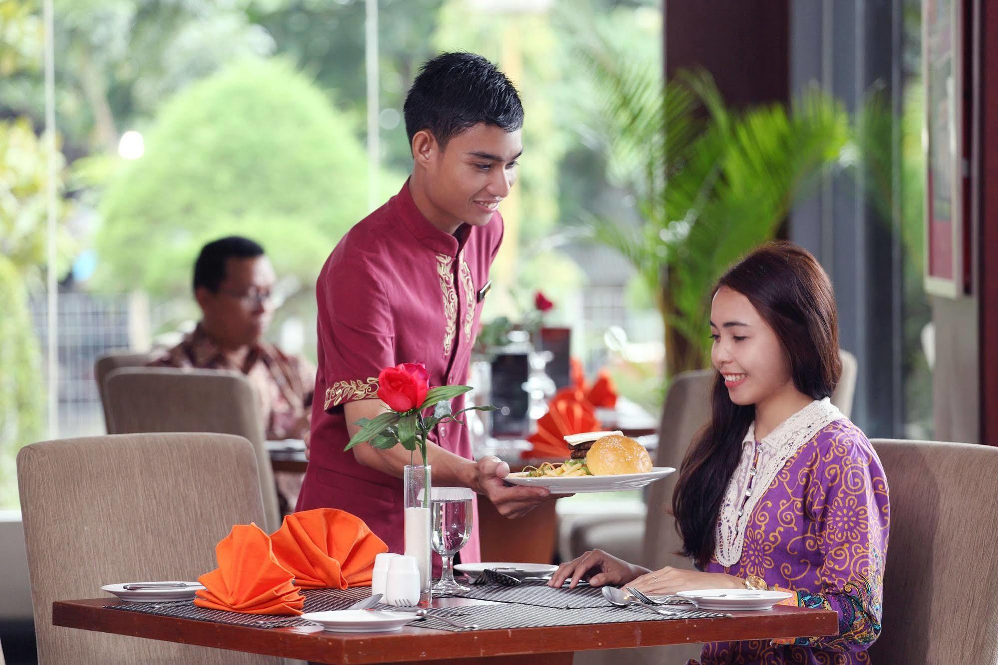 Grand Hatika Hotel Tanjung Pandan Eksteriør billede